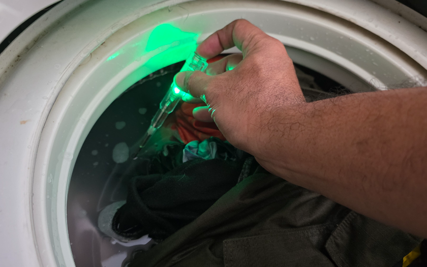 Cara Atasi Mesin Cuci yang Mendadak Nyetrum Saat Diisi Air